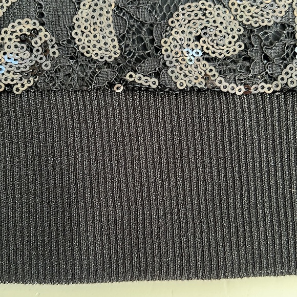 St. John Black Sequined 3/4 Sleeve V Neck Top Size L - Picture 5 of 10